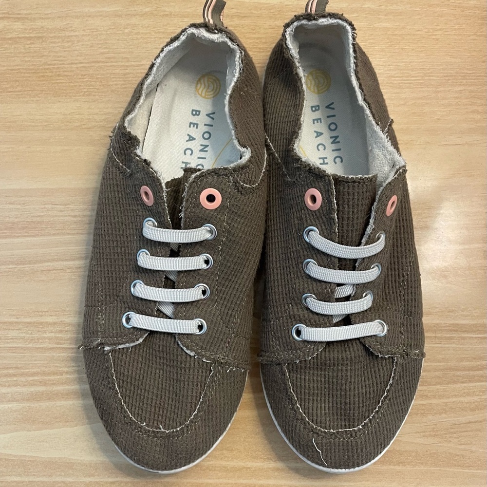 Vionic greenish/brown and Pink Sneakers Comfortable Casual Style
Pre Loved